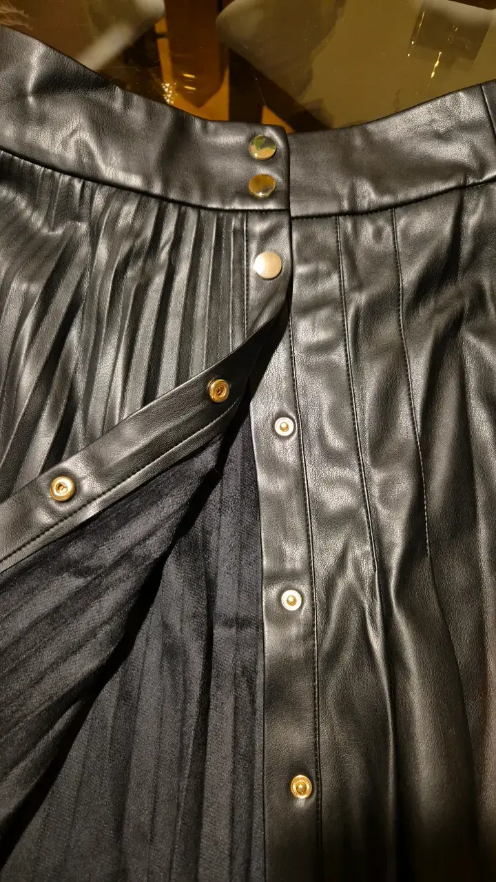 Falda plisada de cuero sintético negra Zara - 3