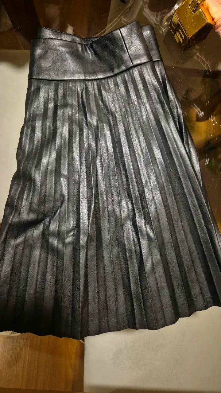Falda plisada de cuero sintético negra Zara - 4