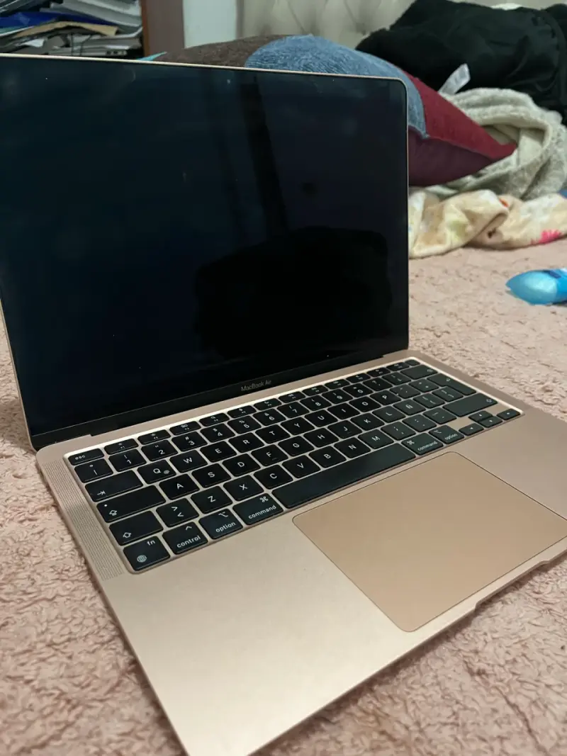 MacBook Air dorado - 1