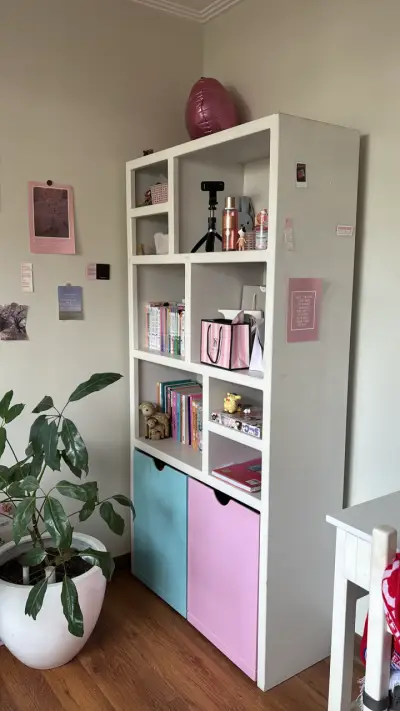 Estantería de madera blanca con cajones de colores - miniatura 1