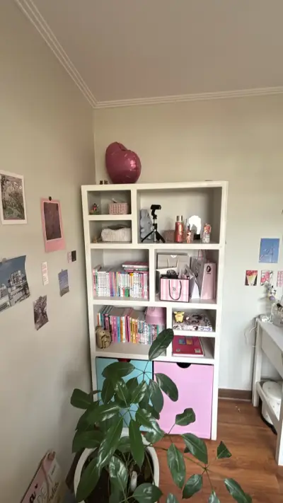 Estantería de madera blanca con cajones de colores - miniatura 2