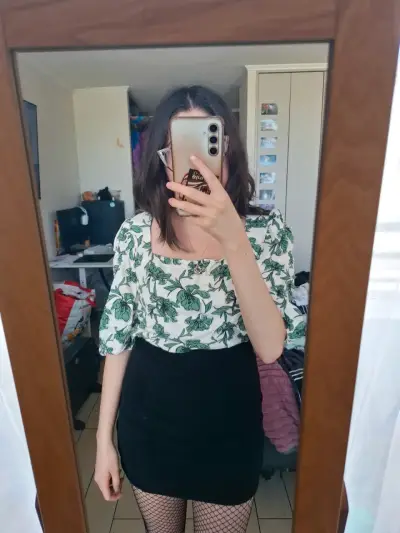 Blusa estampada floral verde y falda negra - miniatura 1