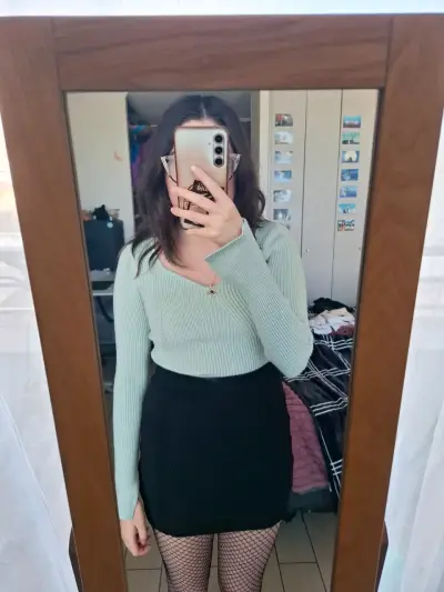 Conjunto de suéter verde y falda negra - miniatura 1