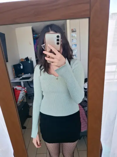 Conjunto de suéter verde y falda negra - miniatura 2