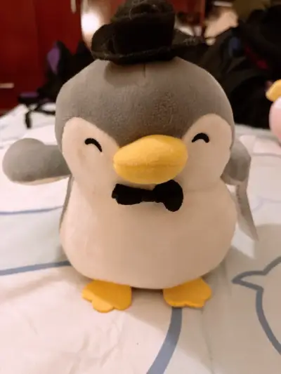 Peluche de pingüino con sombrero y corbata - miniatura 1