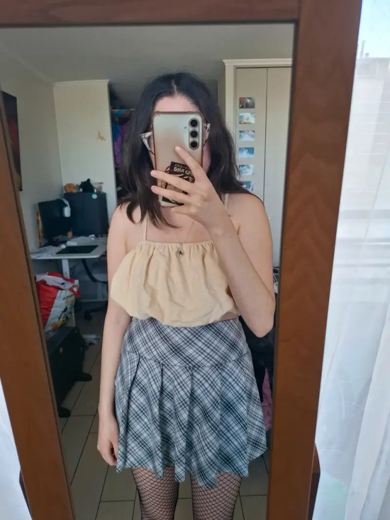 Conjunto de top beige y falda a cuadros - 1