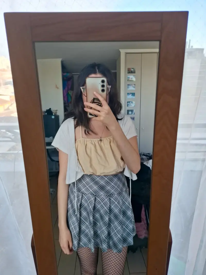Conjunto de top beige y falda a cuadros - 2