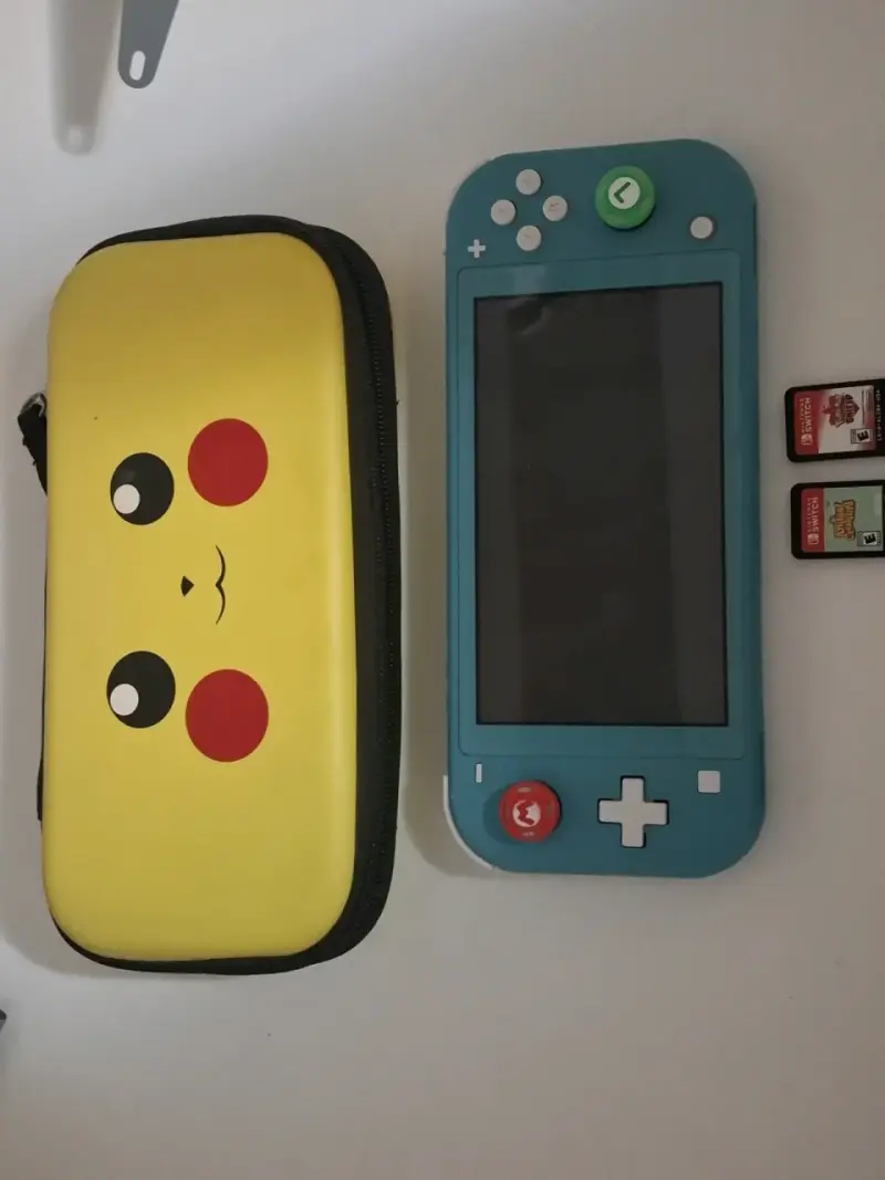 Nintendo Switch Lite azul con estuche Pikachu - 2