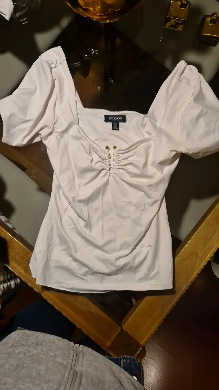 Blusa blanca con detalles dorados Studio F