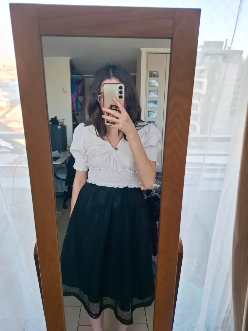 Conjunto de blusa blanca y falda negra - 1