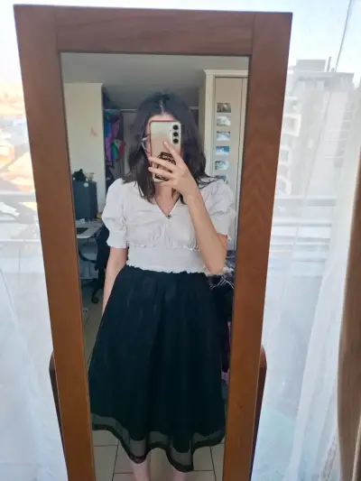 Conjunto de blusa blanca y falda negra - miniatura 1