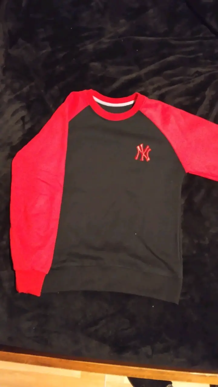 Polerón negro con mangas rojas estilo deportivo - 1