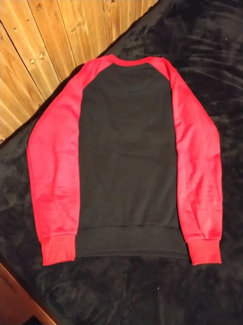 Polerón negro con mangas rojas estilo deportivo - 2