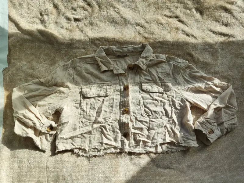 Chaqueta/camisa corta beige con bolsillos