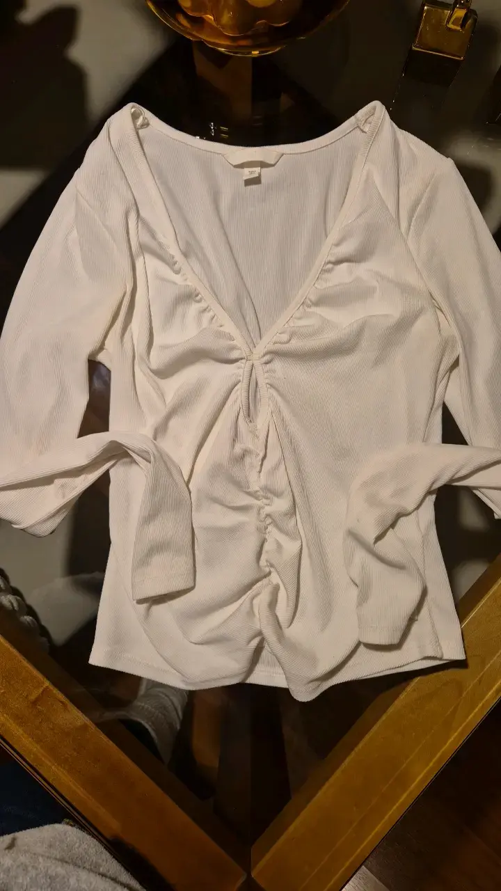 Blusa blanca con fruncido en el frente - 1