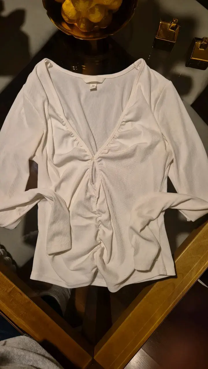 Blusa blanca con fruncido en el frente - 2