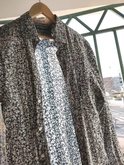Camisa de hombre floral azul y blanca - miniatura 4
