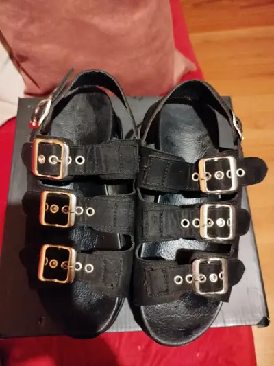 Sandalias negras con hebillas múltiples - miniatura 1