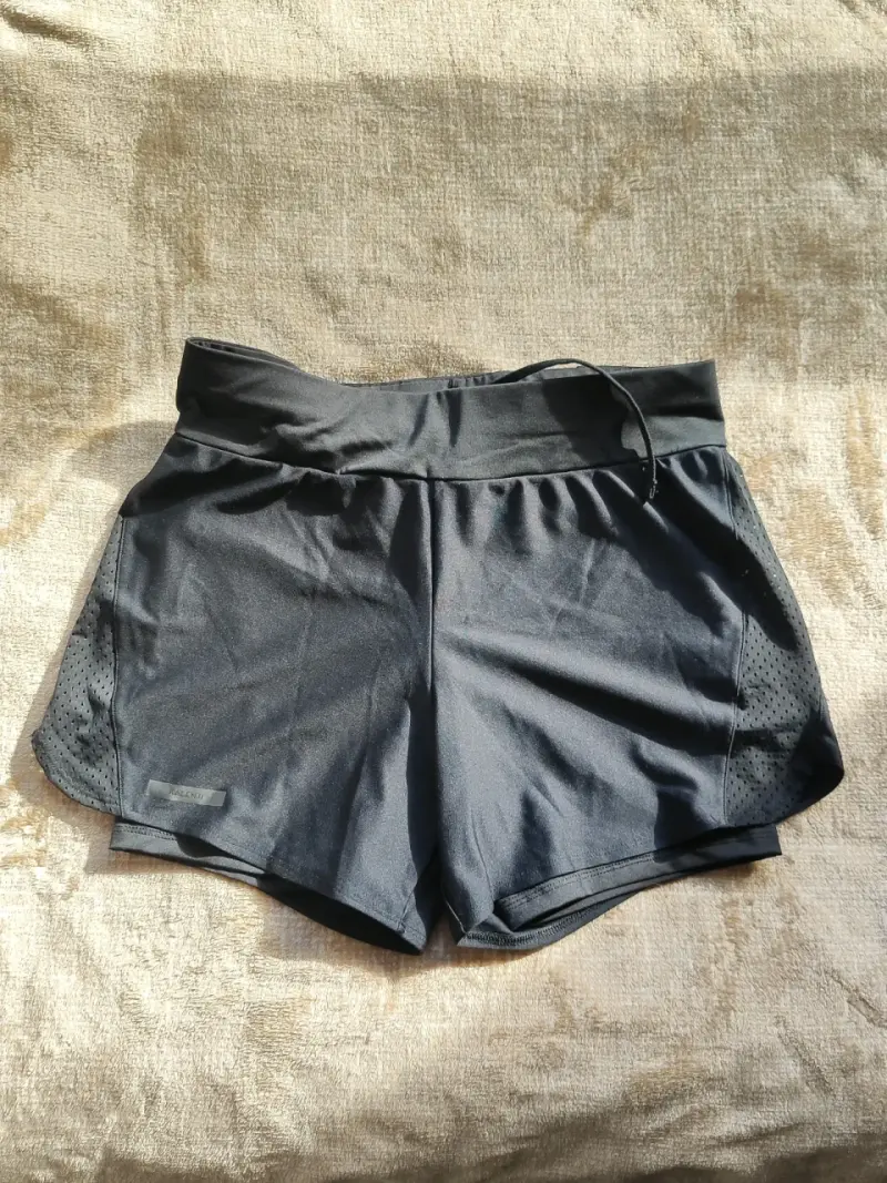 Shorts deportivos negros para mujer