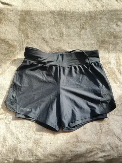 Shorts deportivos negros para mujer - miniatura 1