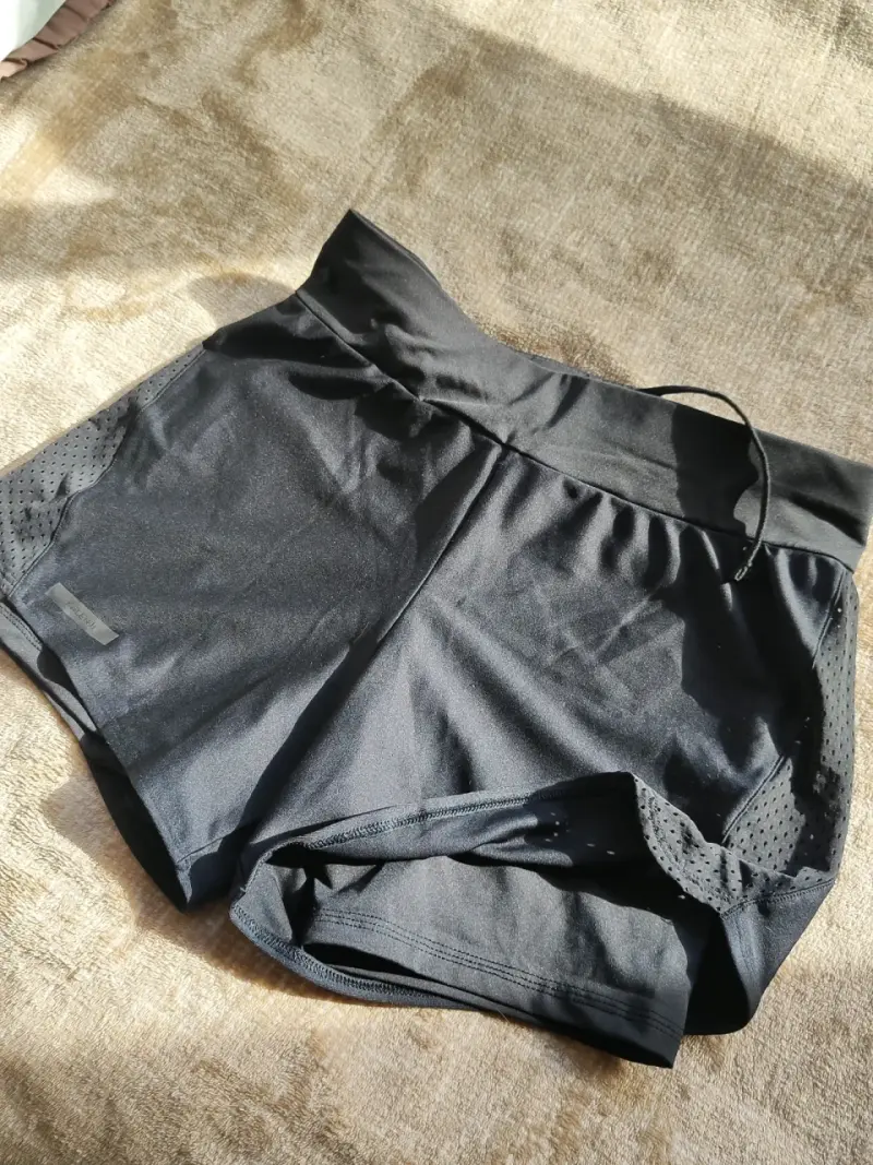 Shorts deportivos negros para mujer - 2