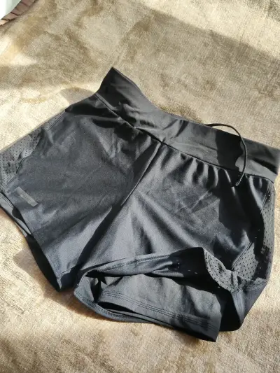 Shorts deportivos negros para mujer - miniatura 2