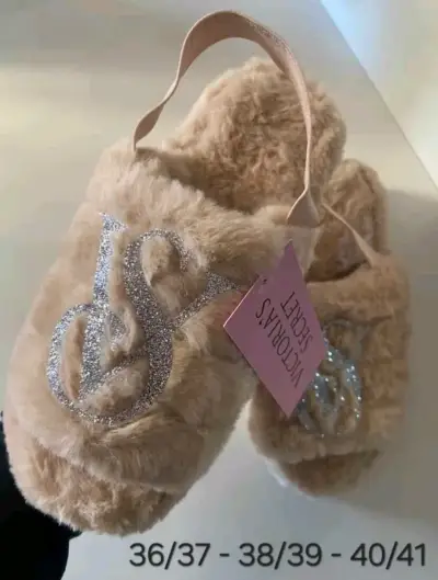 Pantuflas peludas Victoria's Secret beige y gris - miniatura 1