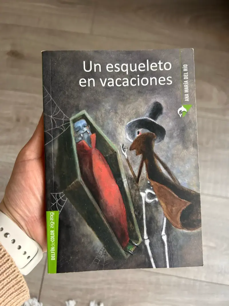 Libro 'Un Esqueleto en Vacaciones' de Ana María del Río