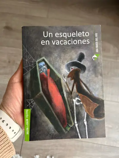 Libro 'Un Esqueleto en Vacaciones' de Ana María del Río - miniatura 1