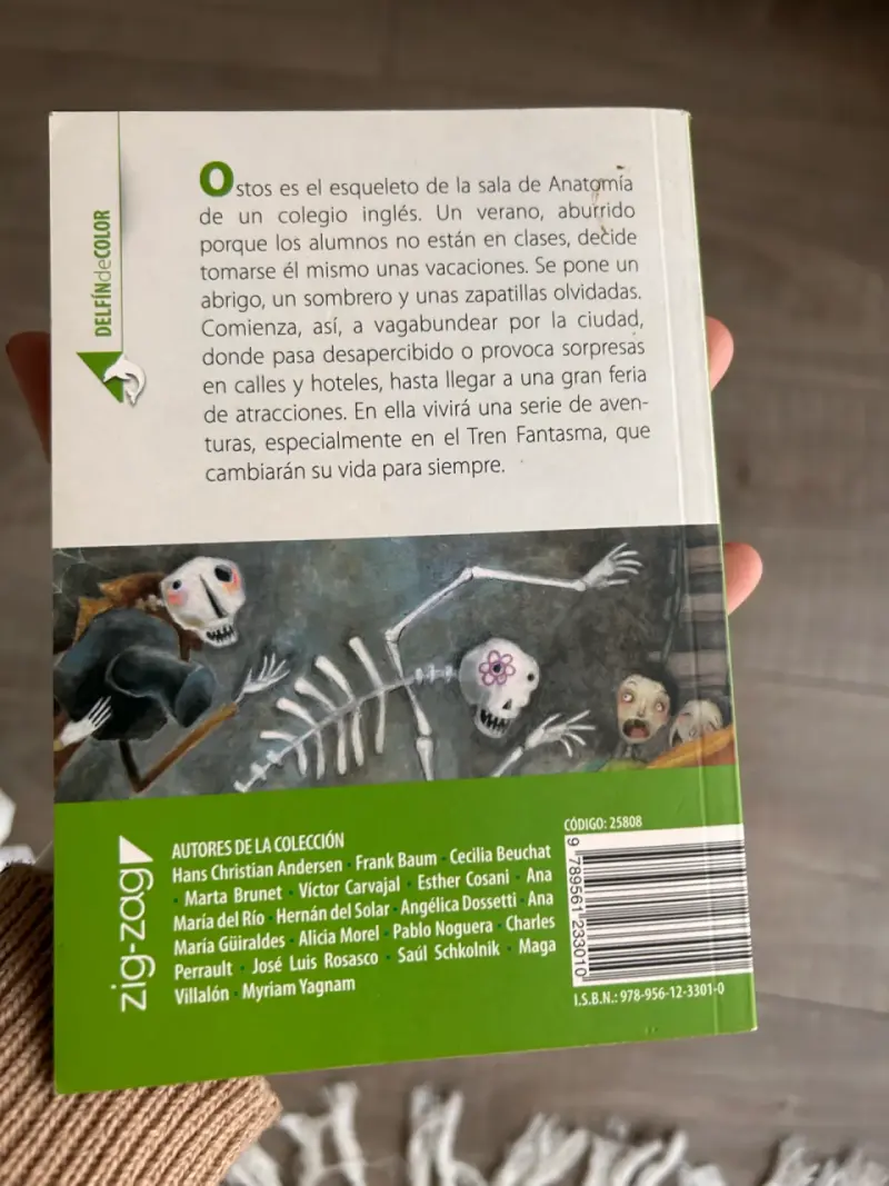 Libro 'Un Esqueleto en Vacaciones' de Ana María del Río - 2