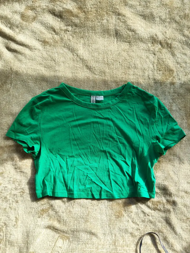 Polera verde corta para mujer