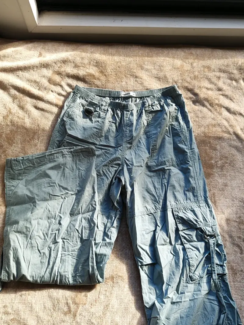 Pantalones cargo parachute verdes para mujer