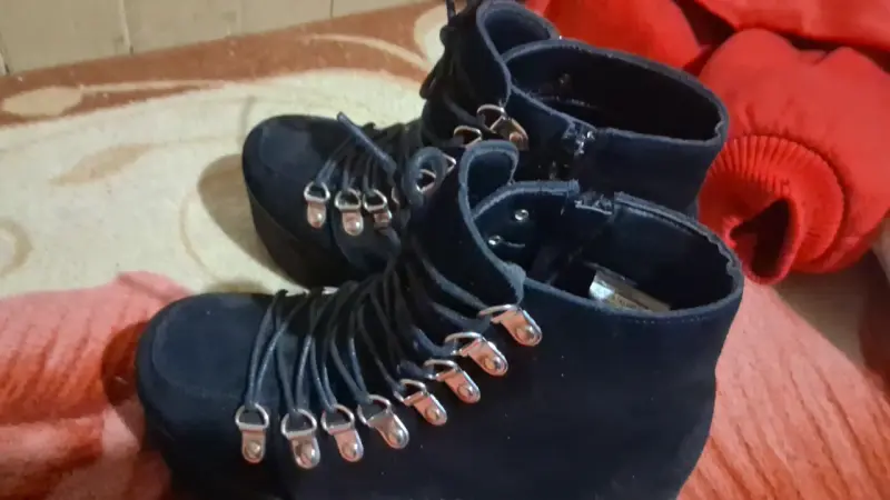 Botines de Plataforma Negros con Cordones - 1