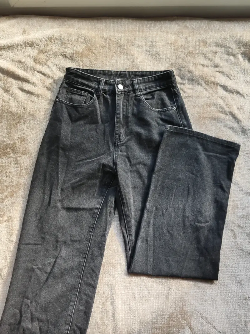Jeans negros de mezclilla para mujer