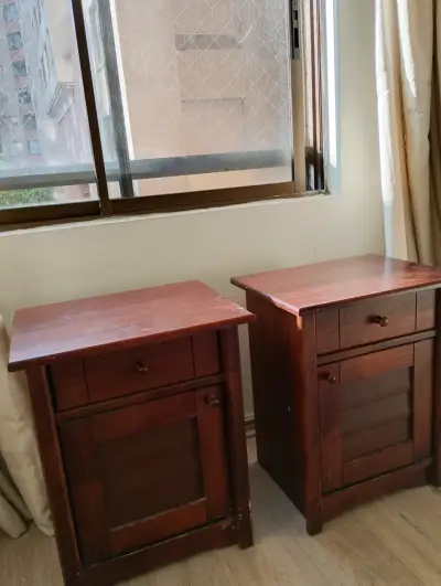 Mesas de noche de madera con cajón y puerta - miniatura 1