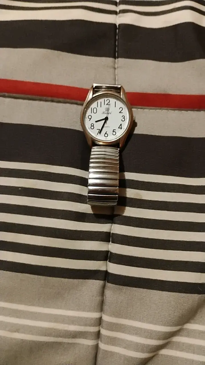 Reloj de pulsera clásico con correa metálica - 1