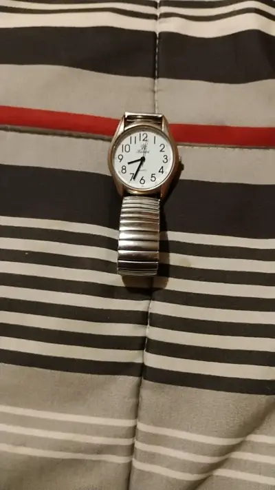 Reloj de pulsera clásico con correa metálica - miniatura 1