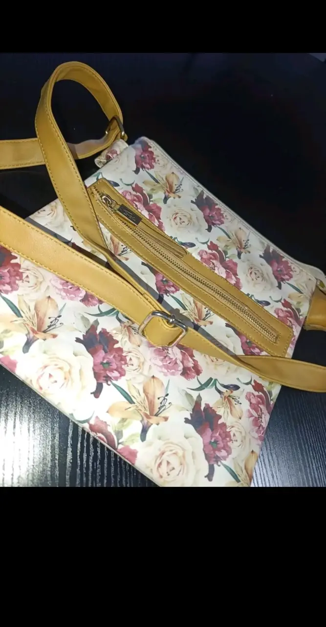 Bandolera floral con correa ajustable