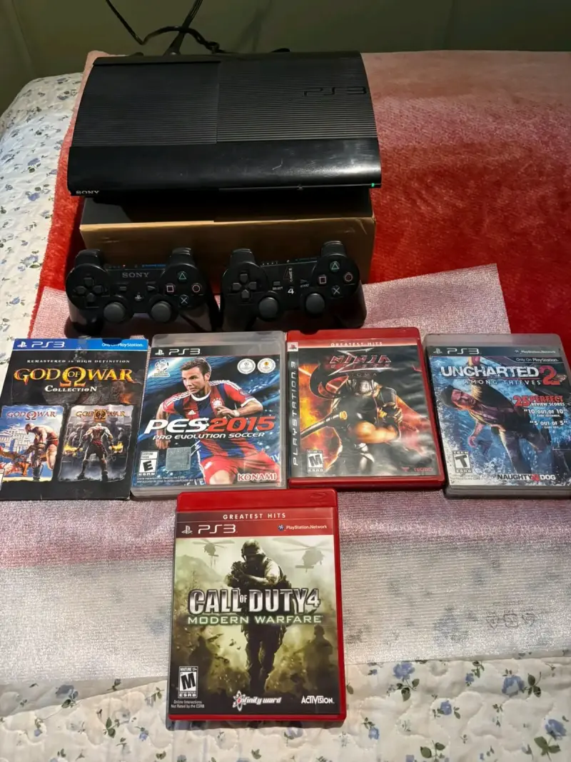 Consola PS3 con juegos y dos controles - 1
