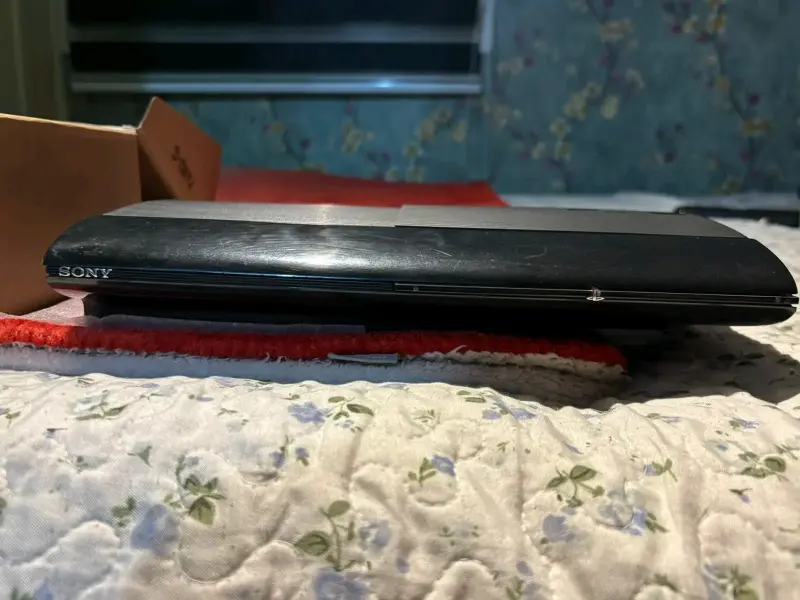 Consola PS3 con juegos y dos controles - 5