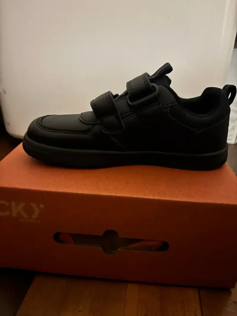 Zapatos escolares negros con velcro para niños