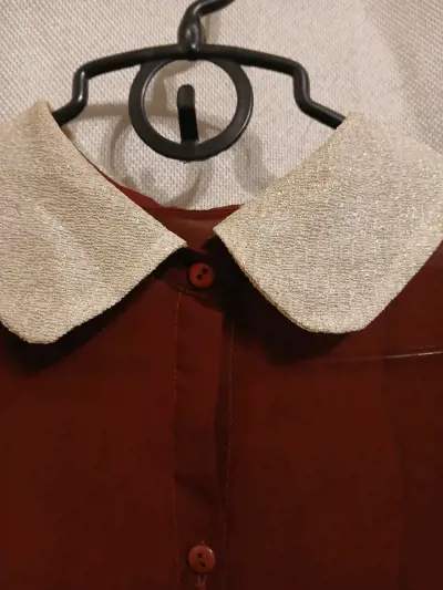 Blusa sin mangas con cuello dorado brillante - miniatura 2