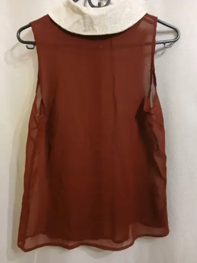 Blusa sin mangas con cuello dorado brillante - miniatura 3