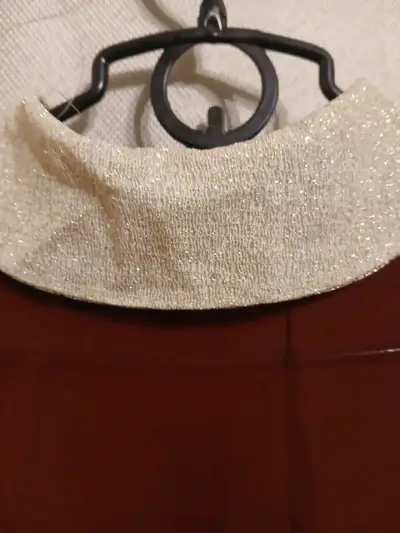 Blusa sin mangas con cuello dorado brillante - miniatura 4