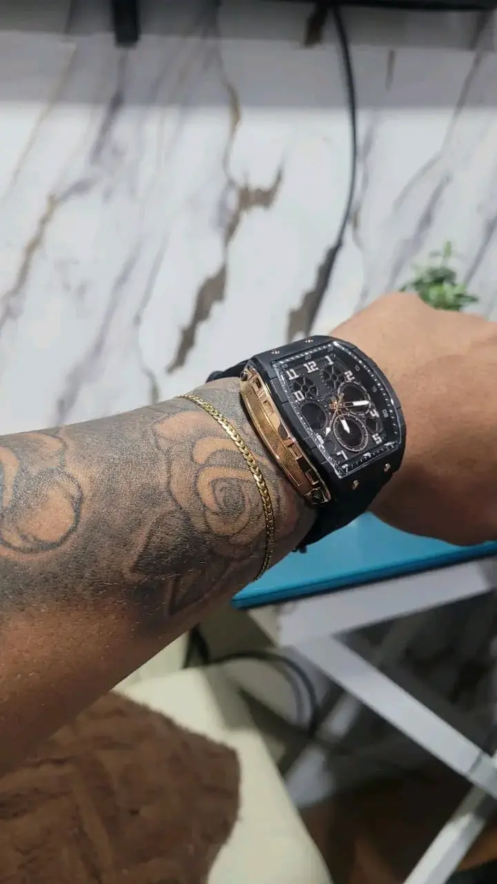 Reloj de pulsera negro con detalles dorados - 1