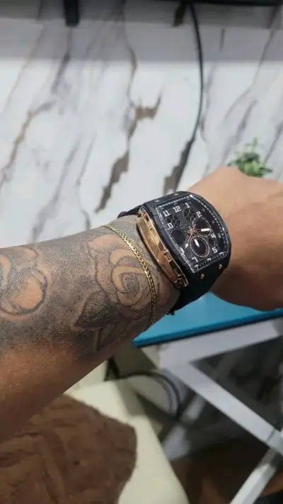 Reloj de pulsera negro con detalles dorados - miniatura 1
