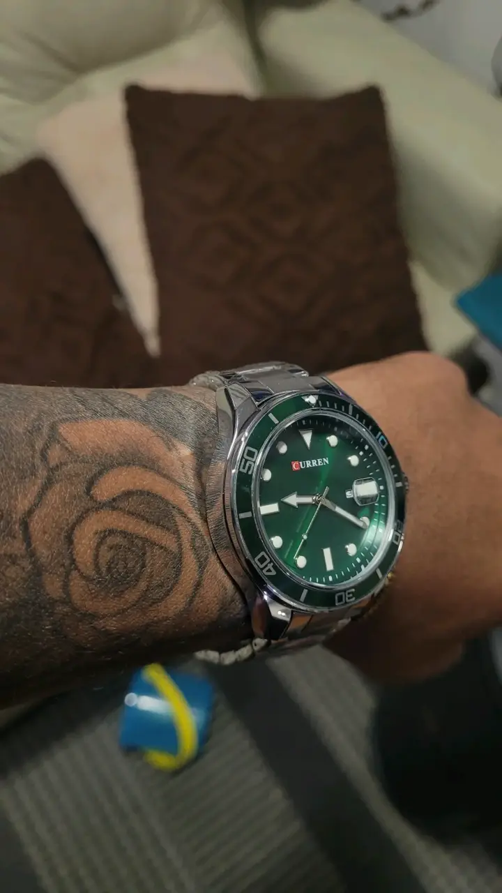 Reloj de pulsera negro con detalles dorados - 1