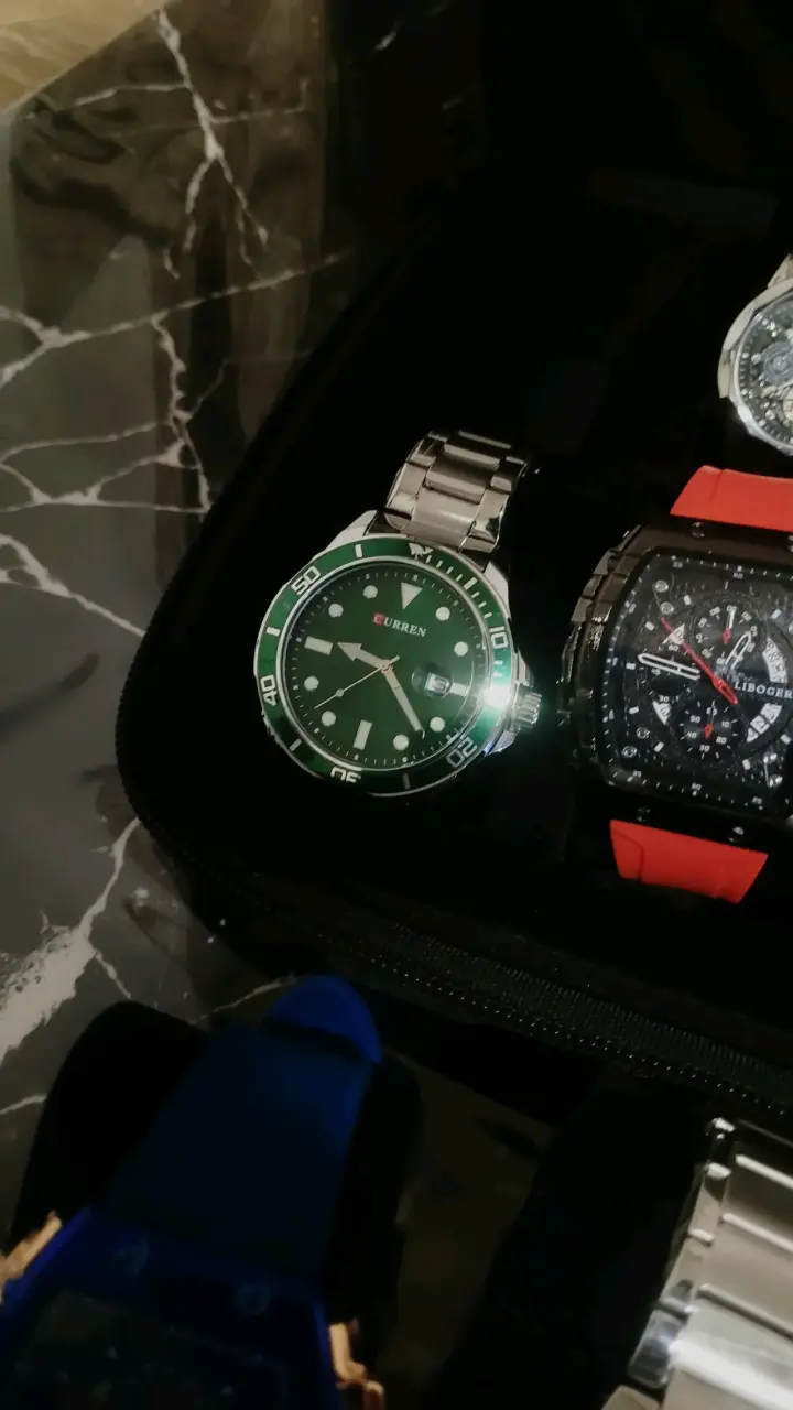 Reloj de pulsera negro con detalles dorados - 2