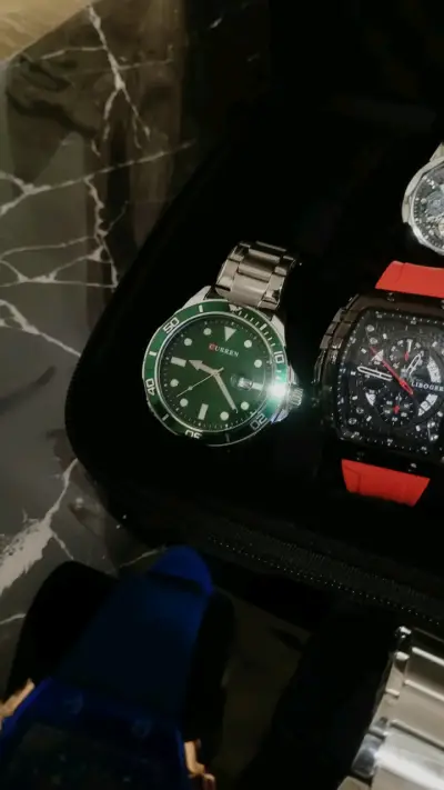 Reloj de pulsera negro con detalles dorados - miniatura 2