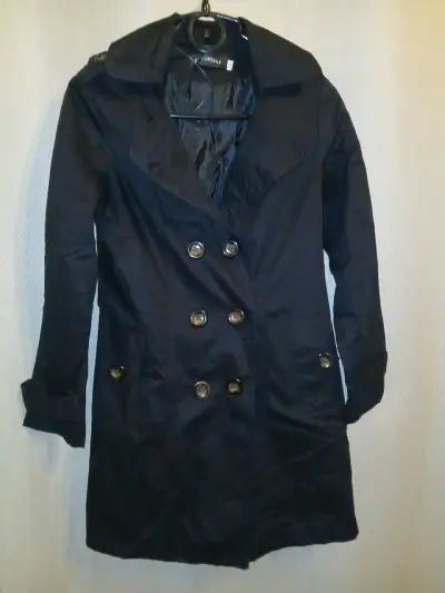 Trench  negro de mujer con doble botonadura - miniatura 2